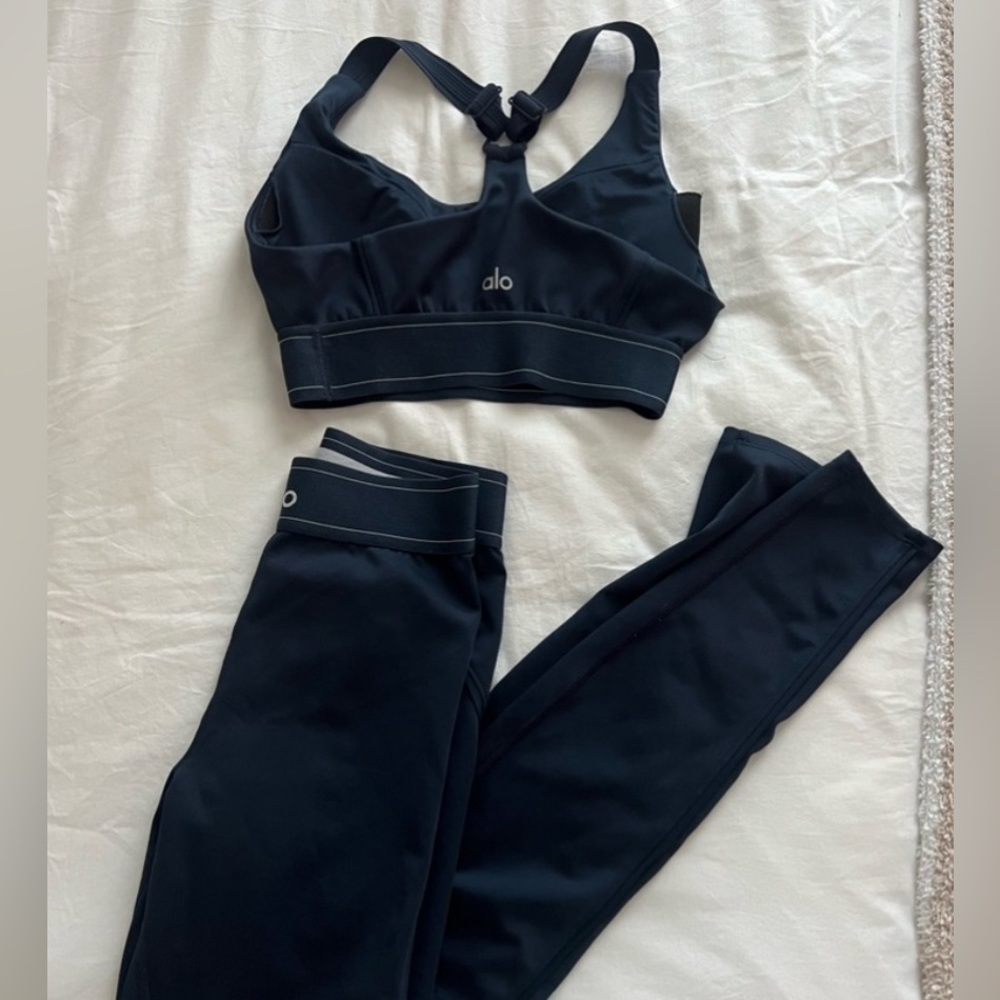 Alo yoga Airlift Suit Up leggings + bra set 
Size small